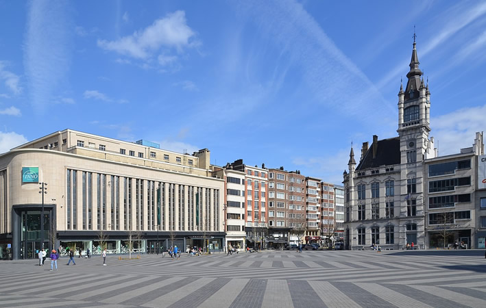 Charleroi , Grüner Platz mit dem Kaufhaus Galeria Inno und dem Hotel des Postes,