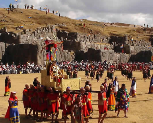 Inti Raymi: Die Wiedergeburt der Sonne in den Anden Inti Raymi: Die Wiedergeburt der Sonne in den Anden